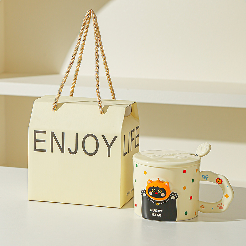 Cute gato taza de cerámica con cubierta cuchara taza de café taza de agua taza de pareja regalo de mano al por mayor alto valor facial