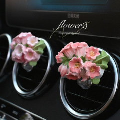 車の車の香薫車はエアコンの吹き出し口ですずらんの花の風鈴を飾ります。
