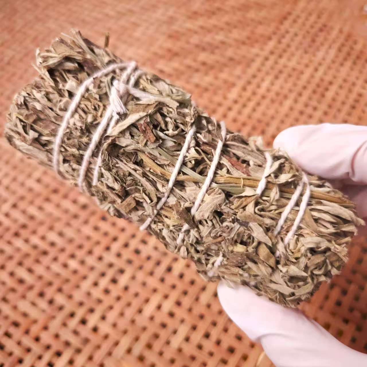 Sekitar 45 gram daun mugwort