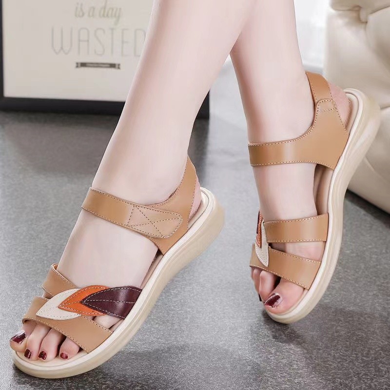 Sandallas de cuero suave ligeras para mujeres 2026 verano explosivo para salir con un amplio anti-deslizante plano confortable sandalias de madre