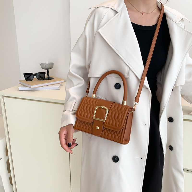 Women's Medium Pu Leather Solid Color Fashion Square Lock Clasp Crossbody Bag display picture 4