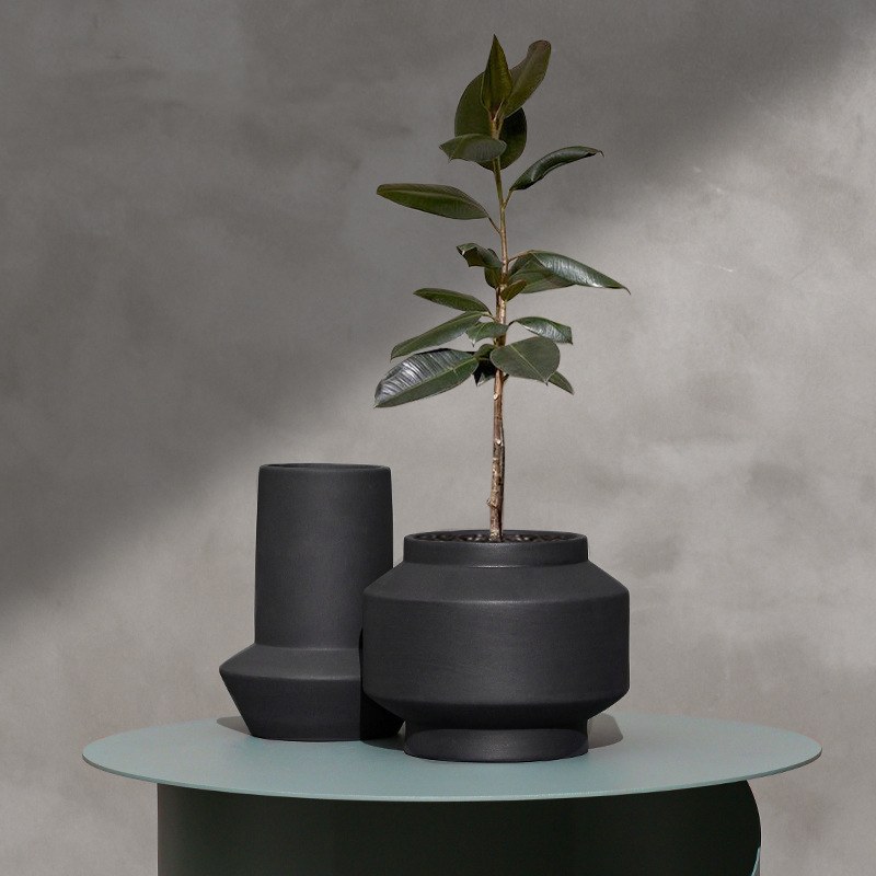 Minimalist black ceramic decorative vase, high-end artistic flower arrangement, study living room, entrance hall decoration