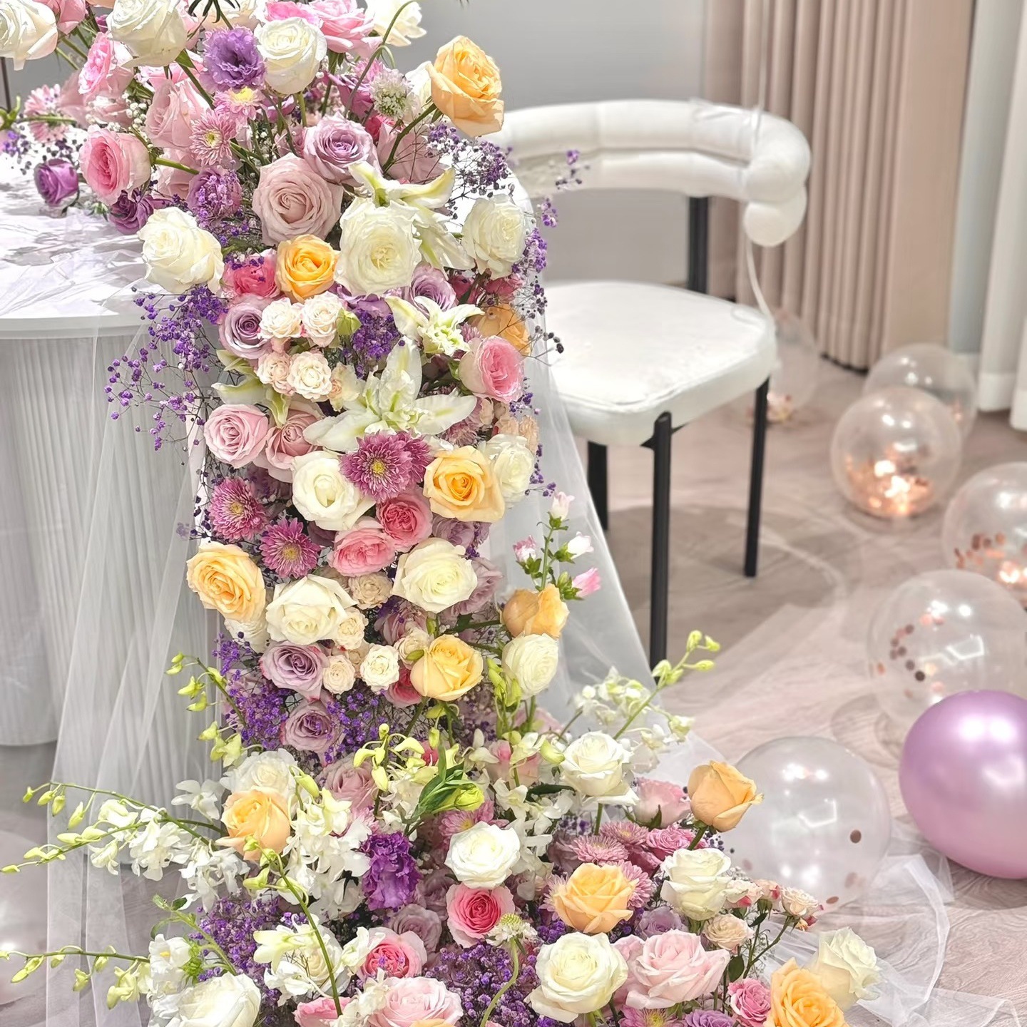 Decoração de janela com rosas artificiais, arranjo floral para decoração de shopping, casamento, cenário e piso com rosas artificiais.