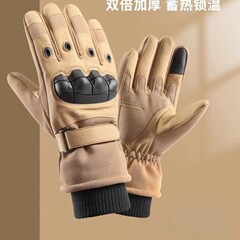 冬の屋外は保温バイク機関車に乗って自転車手袋をしている男性のタッチパネルと防寒綿の防風を厚くしている