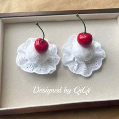 甘い小さいさくらんぼのアイスクリームのケーキの部品の穴の靴の花はDIYのアクセサリーのヘアピンを飾って写真を撮ります。