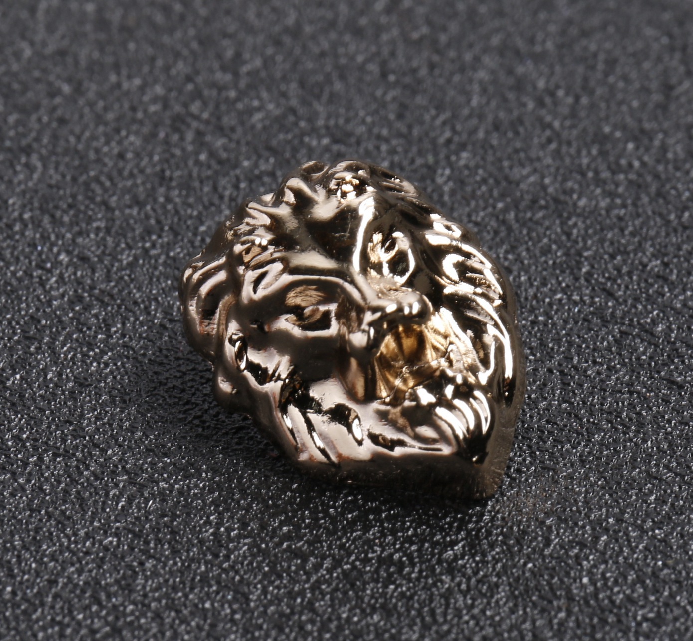 황금 사자 머리