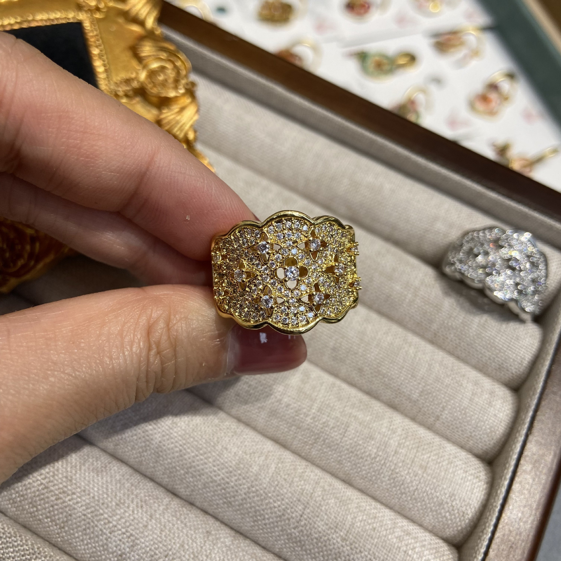 XIAOHONGSHU는 인터넷 유명인이 생방송하는 여성을위한 이탈리아 수제 BRATI 풀 다이아몬드 지르콘 중공 레이스 반지와 동일한 스타일을 추천합니다