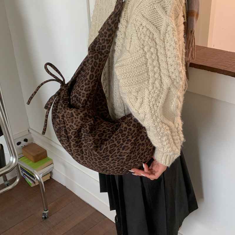 时尚松弛感牛角包女大容量复古豹纹通勤单肩包秋冬慵懒风女斜挎包