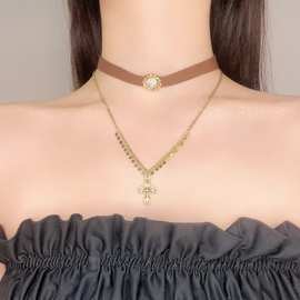 棕色皮革复古质感choker项圈双层古金色十字设计圆片流苏锁骨链女