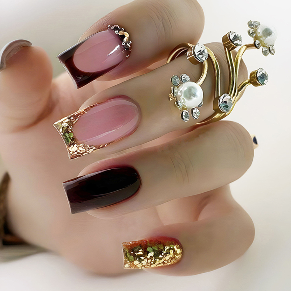 24 piezas de parche de uñas de lámina de oro retrógrado temperamento vino rojo desgaste de uñas de estilo francés Phnom Penh oro taladro de manicuras