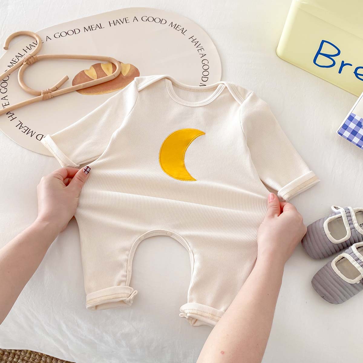 Estilo coreano primavera y otoño bebé de manga larga mono hombres y mujeres bebé largo lindo Luna casual mono