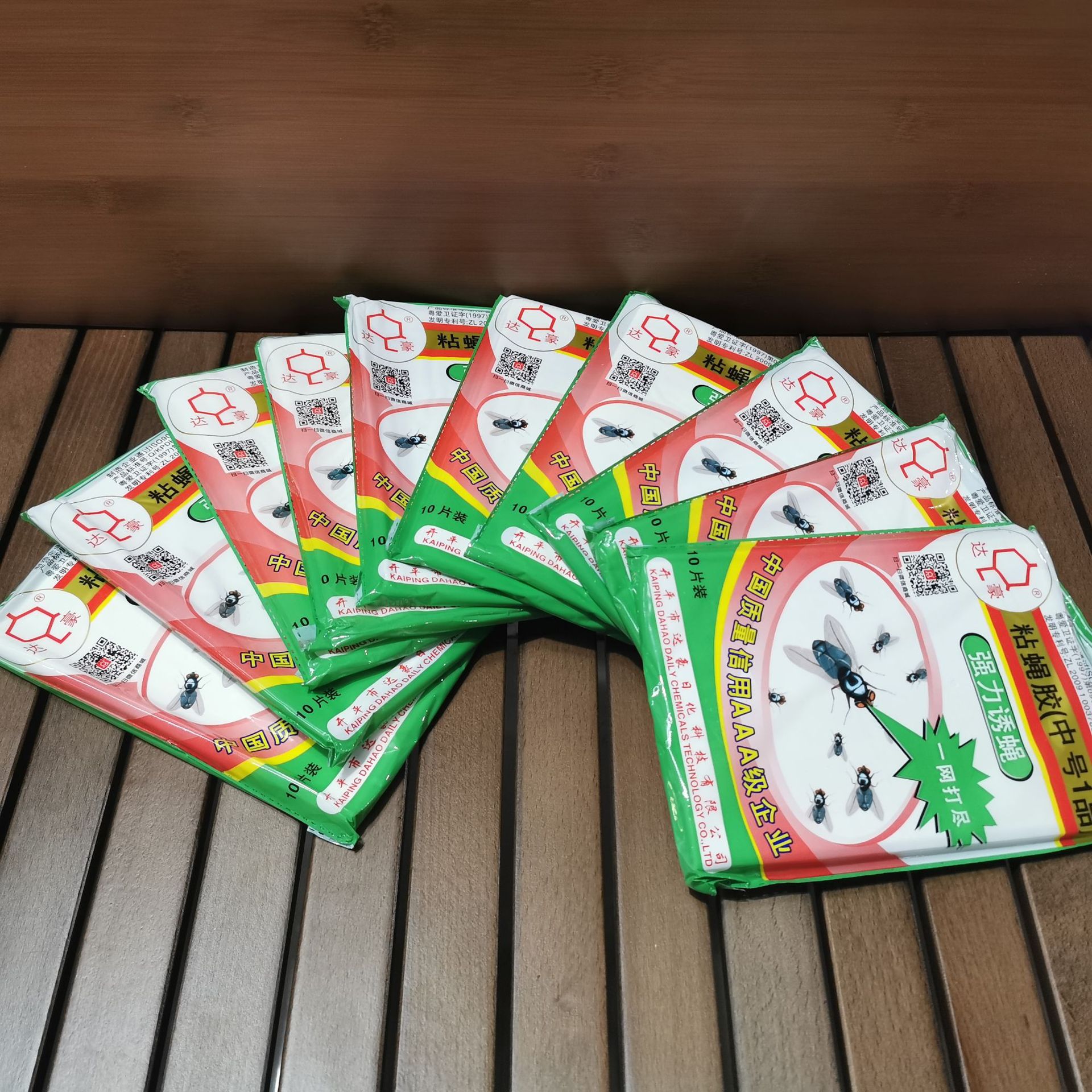 Dahao non dry sticky fly paper for household use, containing attractant fly glue to kill flies and insects, sticky fly board