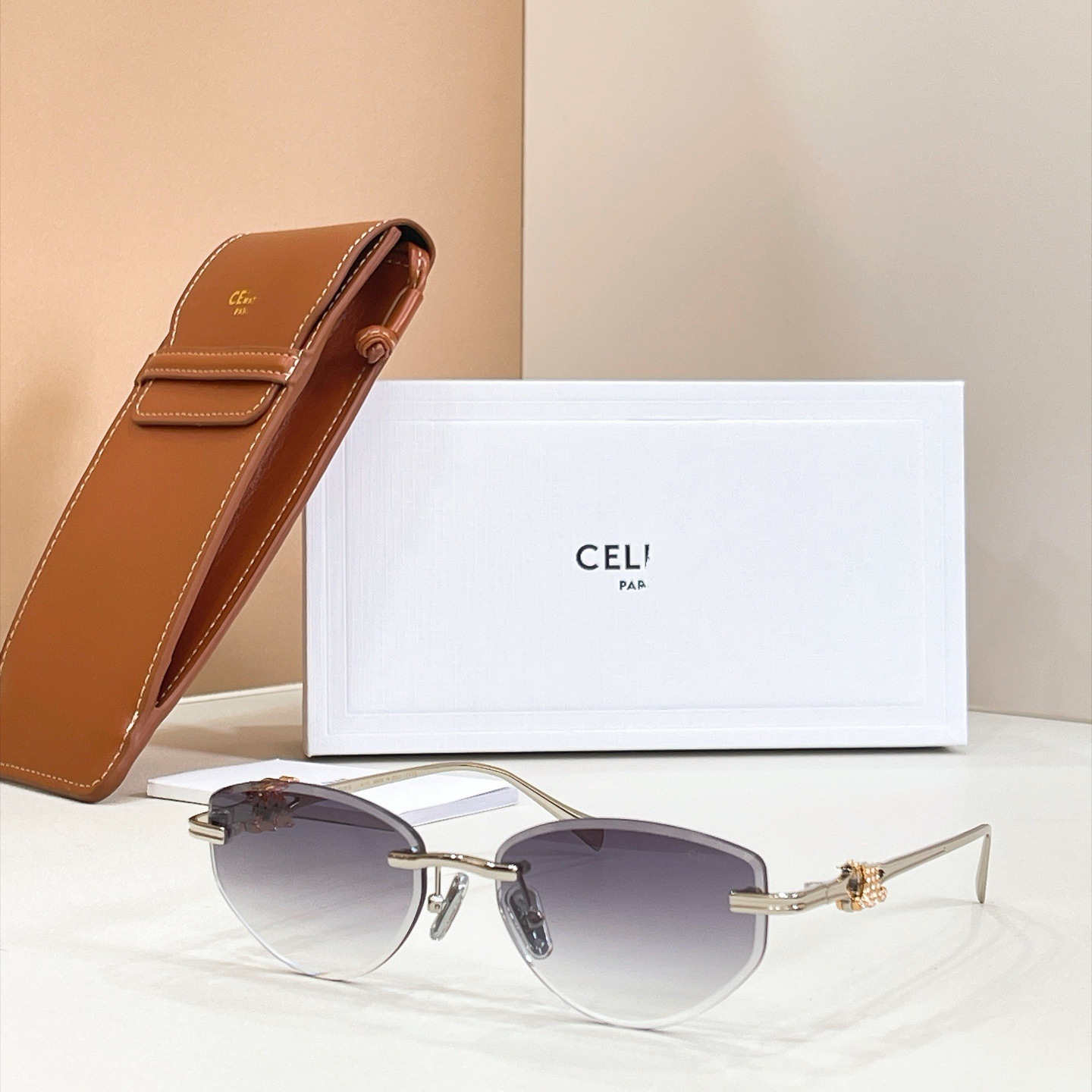 CL's new cross-border small-frame sunglasses, a unisex design with a metal frame, offer UV protection. Model: CL2382