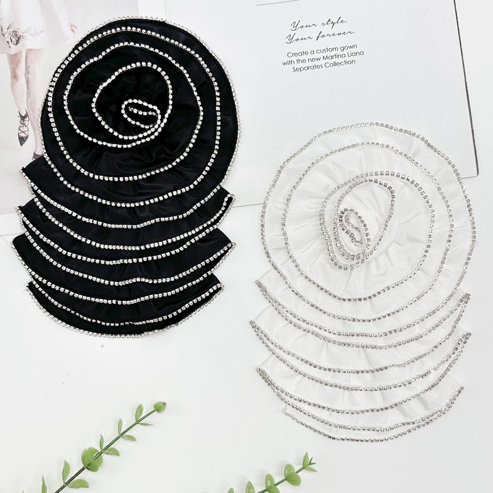 Nueva tela de alta calidad en blanco y negro multicapa clavos tridimensionales perforación flor vestido tocado para el cabello joyas hechas a mano
