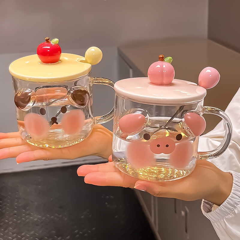 かわいいカップを飲む女性は高温に耐えます。|undefined