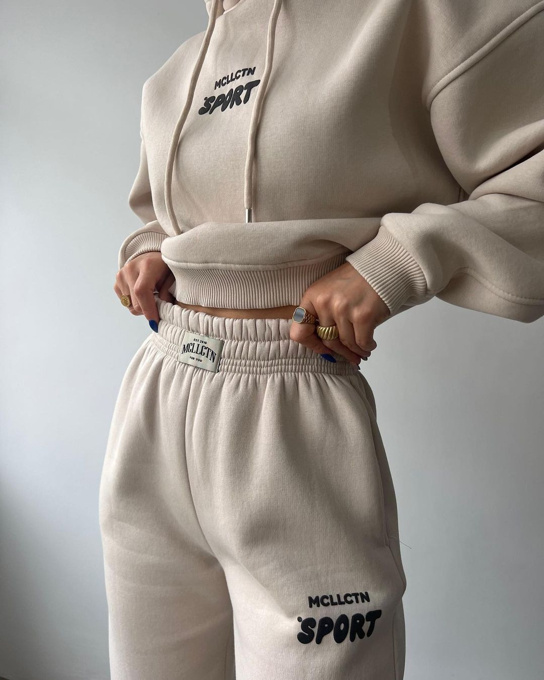 2024 Herbst/Winter neues lässiges Plüsch-Langarm-Kapuzenpullover- und Hosen-Set mit bedrucktem Kapuzenpullover_voghion.com