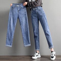 ウエストジーンズの女性がゆったりしています。