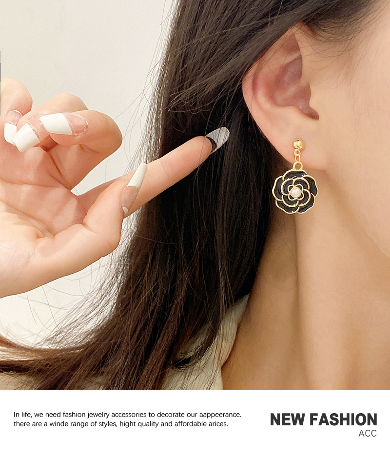 Korean Version Fashion Flower Earrings Design Pearl Asymmetric Earrings Niche Temperament Trend Earrings display picture 8
