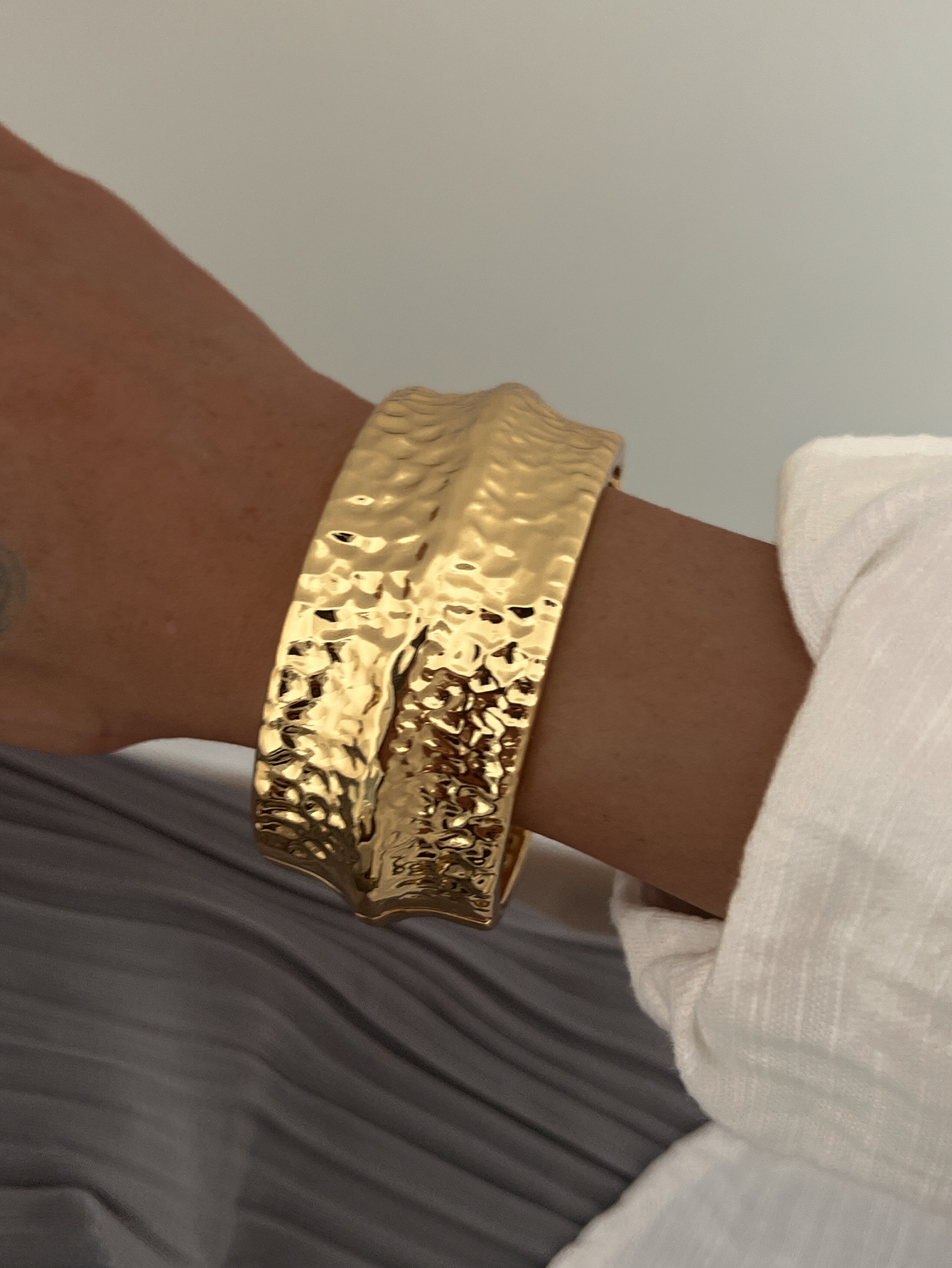 35g Weight Bangle Classification Alloy Chain Material 1 Piece Quantity Daily Occasion Alloy Material Irregular, Solid Color Pattern All Seasons Season Women's Gender Hip-Hop, Exaggerated, Simple Style Style Hammered, Plating Craft Hip-Hop Exaggerated Simple Style Irregular Solid Color Alloy Bangles Wholesale 9