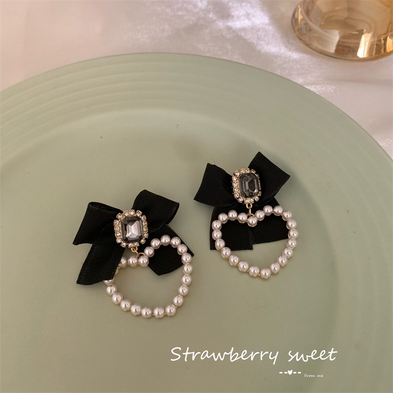 Korean Autumn And Winter New Heart Pearl Retro Bow Alloy Earrings display picture 2