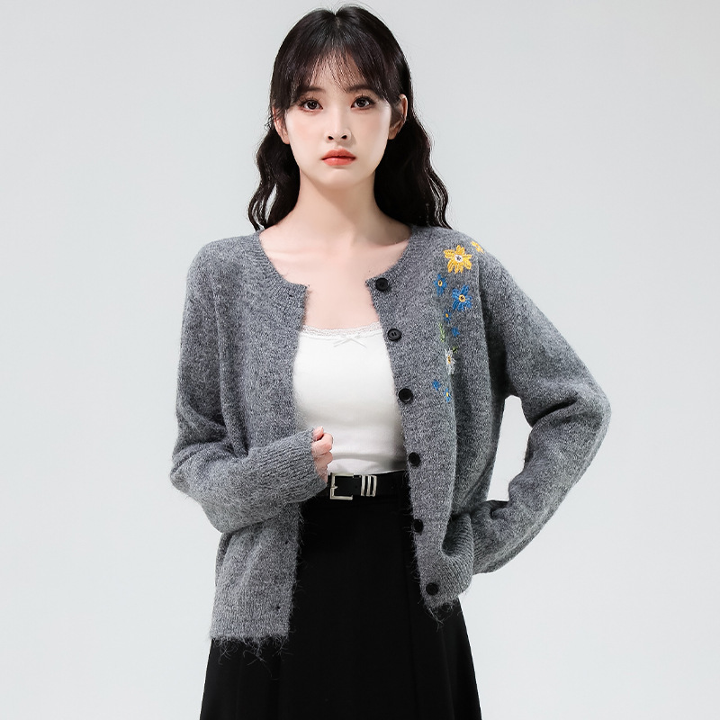 实拍2025秋季新款灰色圆领开衫毛衣女小花朵绣花长袖针织外套上衣|undefined