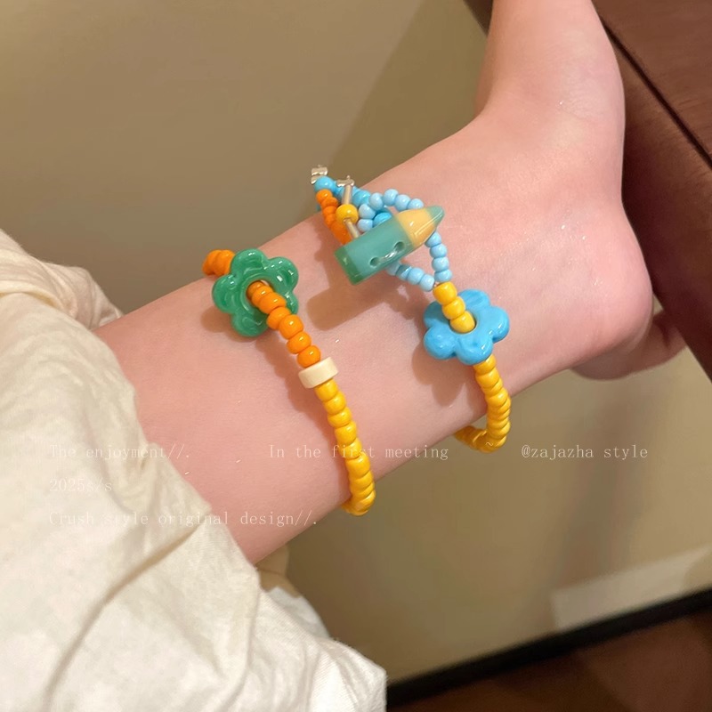 ドーパミンは色の花の数珠のブレスレットにぶつかります。