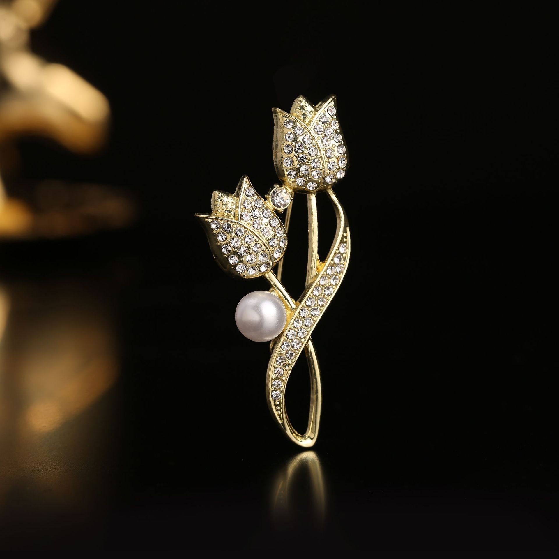 Tulpių formos perlais ir deimantais puošta sagė moterims_voghion.com