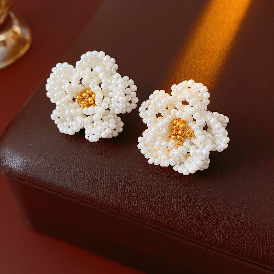Collar de aretes de camellia retrógrado francés temperamento versátil conjunto de aretes de diseño de joyería de nicho femenina de alta calidad