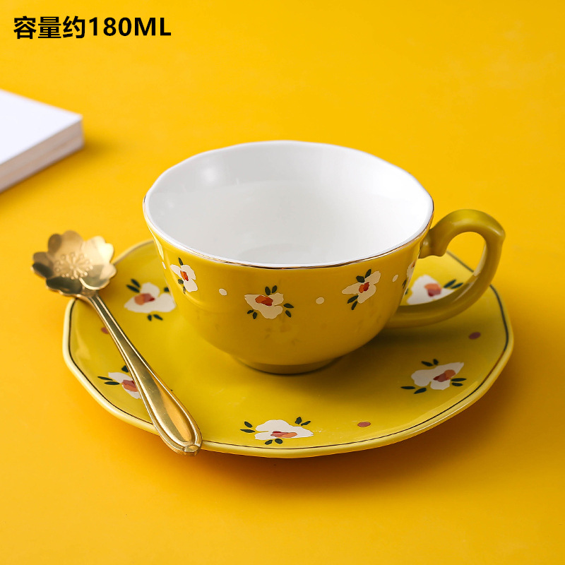 Tazas de café de lujo ligero con cucharas y platos de cerámica para hombres y mujeres de oficina de agua potable rosa lindos tazas de porcelana blanca