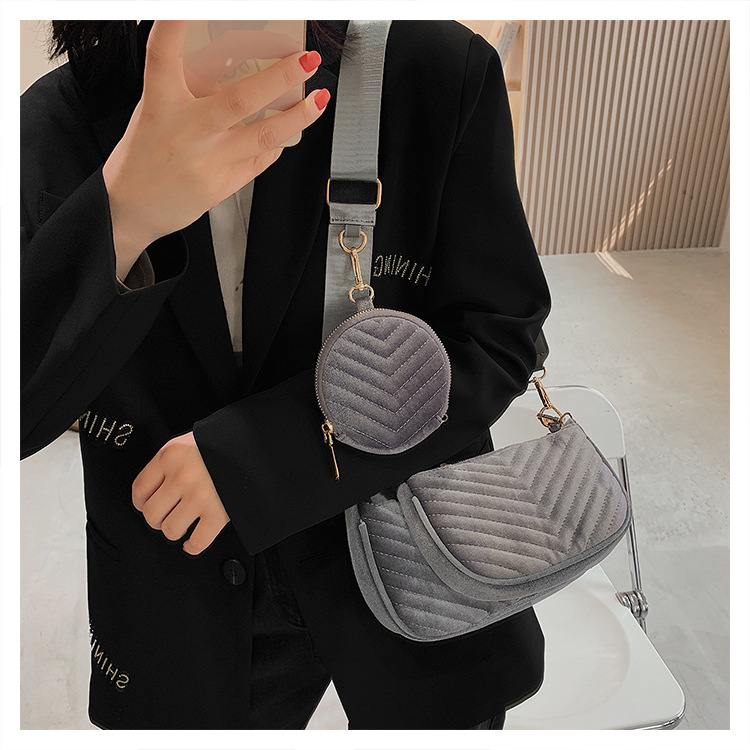 2021 New Autumn And Winter Gold Velvet One-shoulder Wide Shoulder Strap Bag Fashion Casual Messenger Small Bag display picture 5