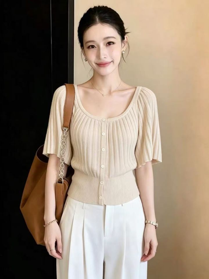 Áo thun ngắn tay nữ phong cách Pháp, chất liệu dệt kim thắt eo, dáng ôm gọn gàng — màu kaki