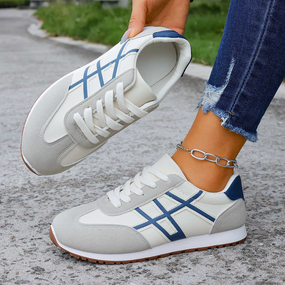 Zapatos de entrenamiento de base plana para mujeres 2025, primavera y otoño, zapatos de skate de comercio exterior de tamaño grande, zapatos casuales de moda, zapatos blancos para mujeres