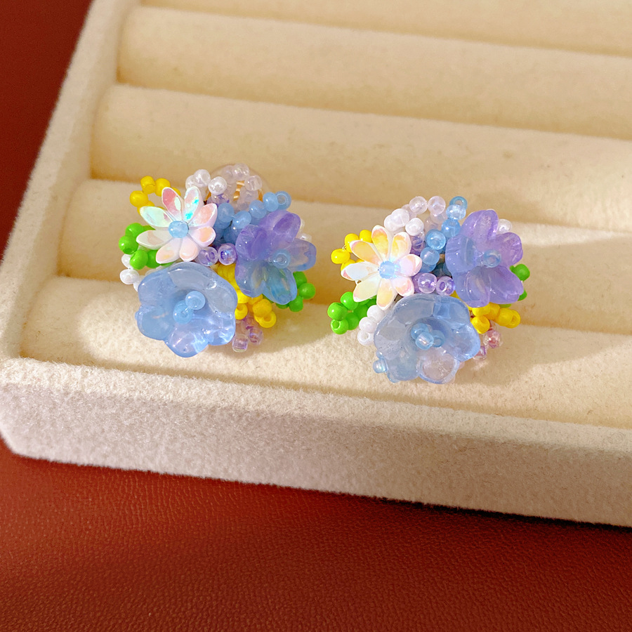 Flores de resina de color con cuentas de orejas para mujeres sin agujeros de orejas pequeñas pendientes dulces frescos ligeros de lujo alta sensación de auriculares al por mayor