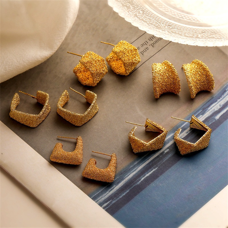 Diseño único, geometría exagerada, personalidad simple, aretes metálicos de alta calidad, aretes de estilo retro dibujados