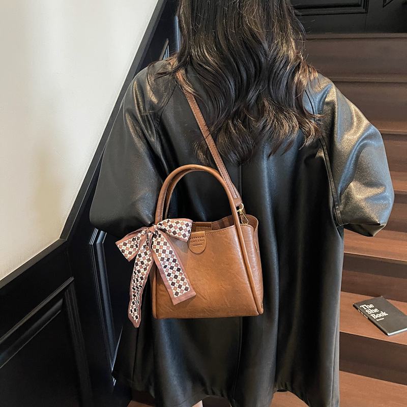 Bagos de transporte retro de estilo extranjero otoño y invierno 2025, nueva moda de un solo hombro, bolsas de cubo simples