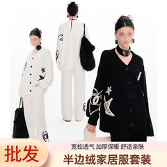 黒と白の女性の家の服の半分の絨毛の秋の冬のパジャマのスーツのぬいぐるみの快適な保温の肌着のスーツ