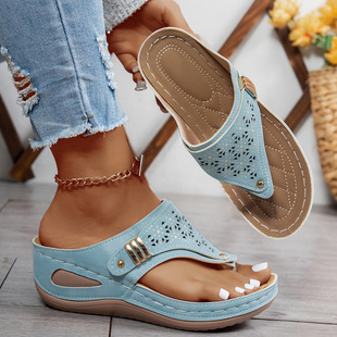 P 76070 Metal hollow thick flip flops �����U�պ��������