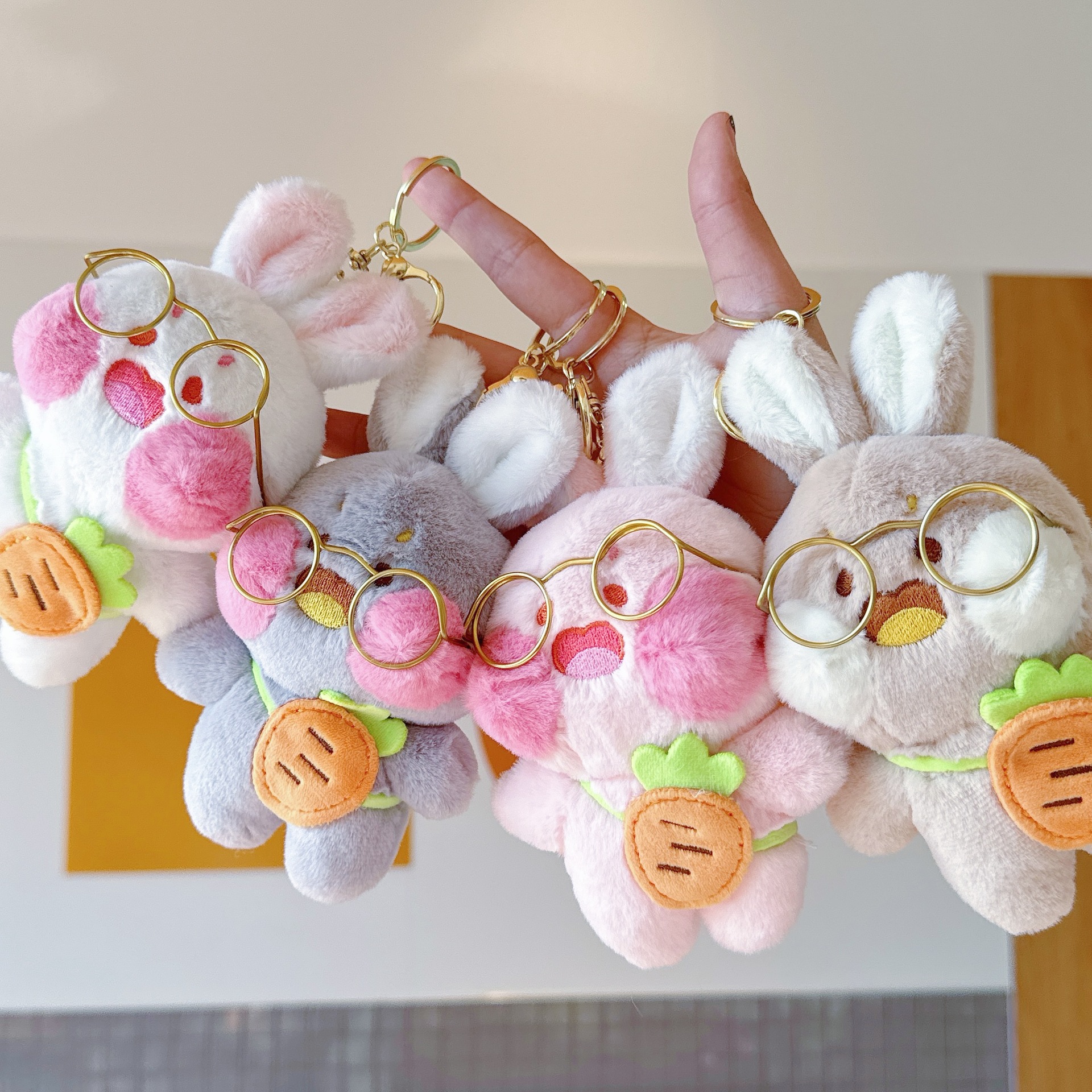 新款小动物毛绒包包挂件可爱胡萝卜公仔创意戴眼镜小兔子毛绒玩具