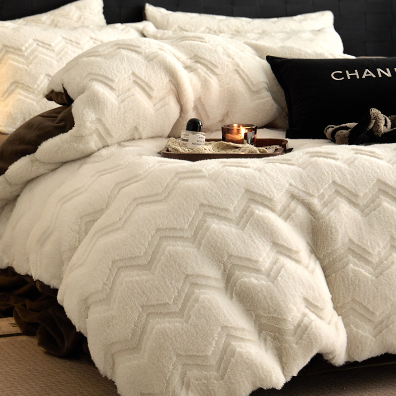 Cama de conejo de alta sensación de cuatro piezas de alto peso de lana de leche engrosada y cálida cubierta de sábanas de franela cubierta