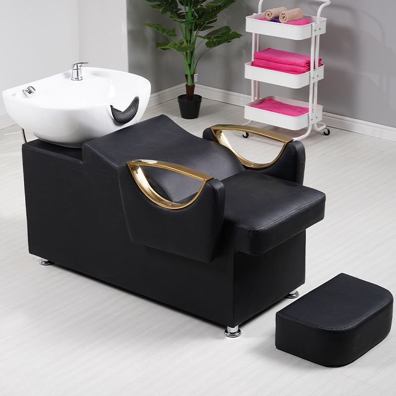 Luna dorada cama negra con lavabo blanco