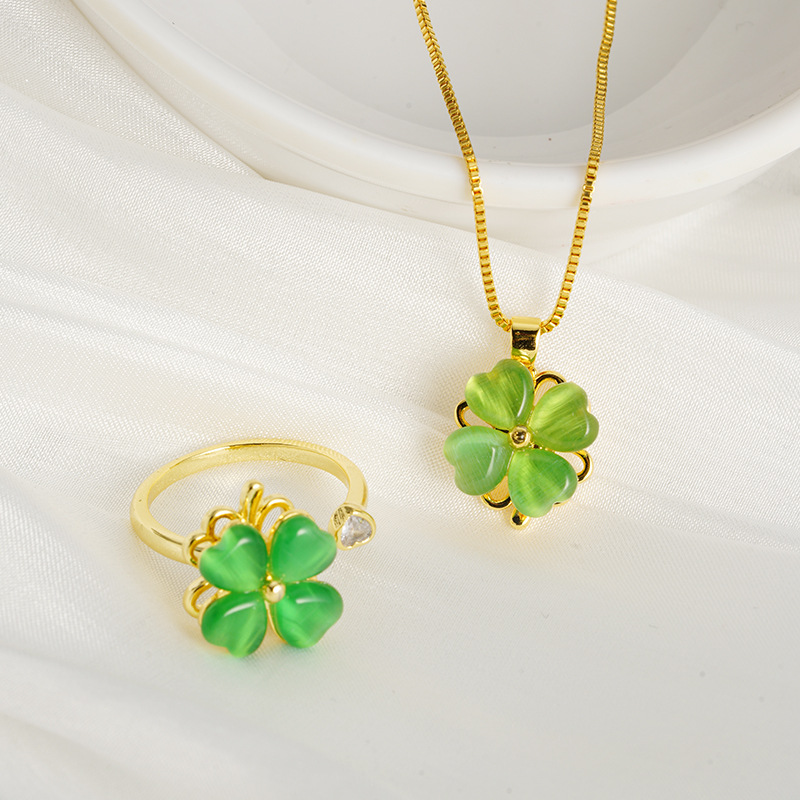 Collar de cuatro hojas de oro ligero de lujo pequeño libro rojo al por mayor esmeralda abertura Yiwu joyas de fuente