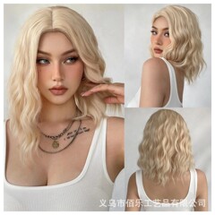 欧米のクロスボーダーの新型の白い金色の偏分の短いカールの高温の化繊のかつらの女性の頭のカバーのメーカーの卸売りのwigs