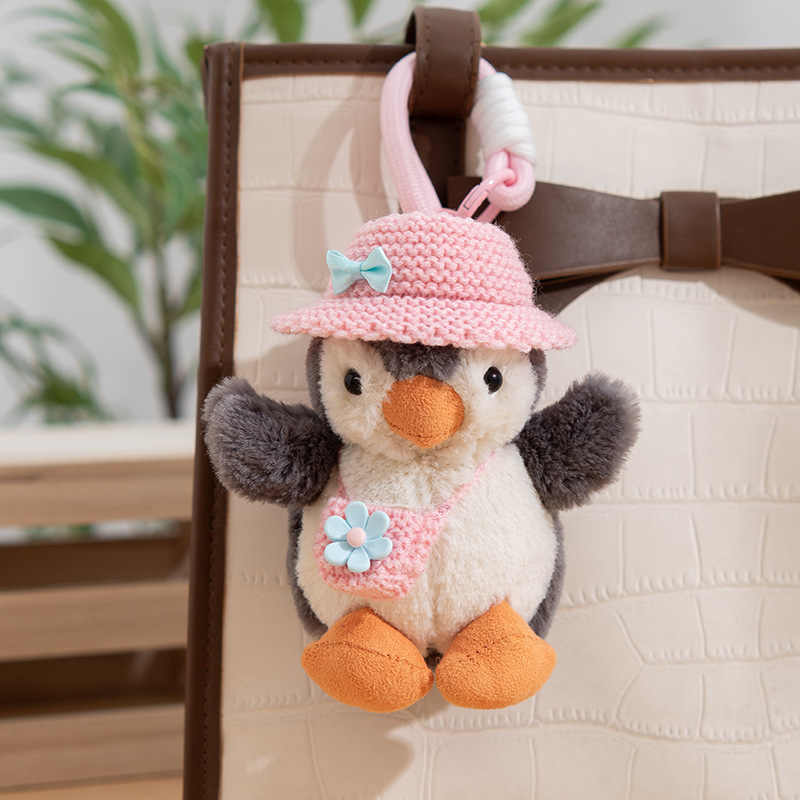 Розовая шляпа пингвина