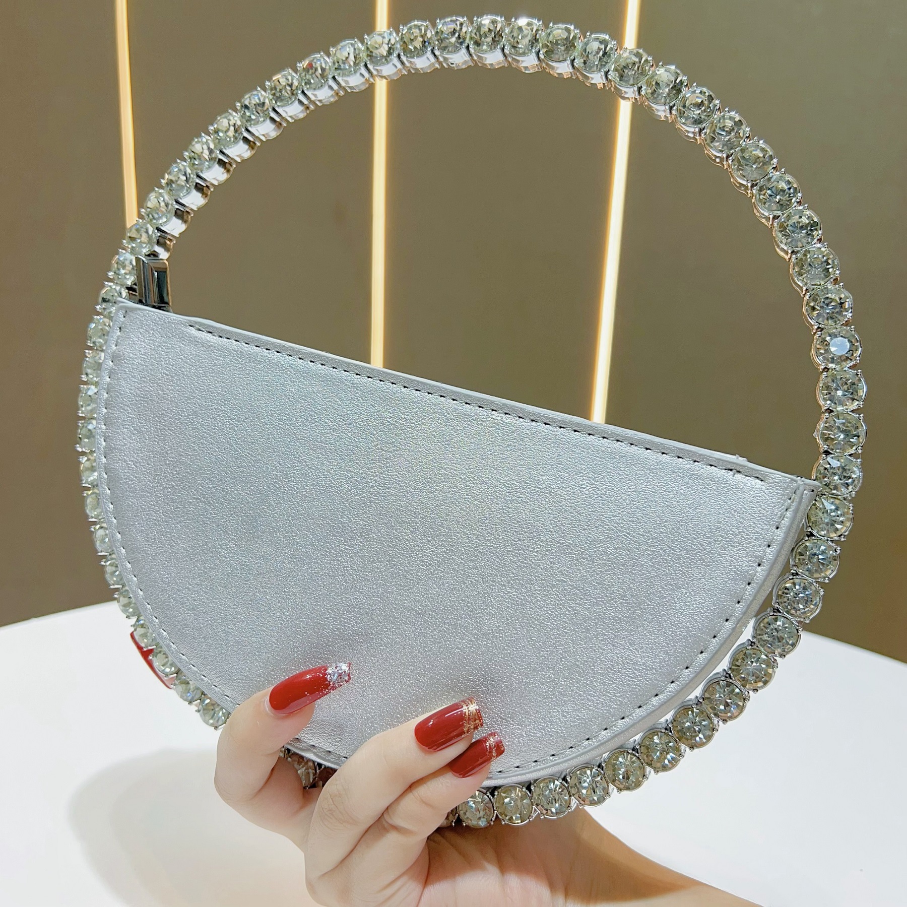 Elegante pochette semicircolare con paillettes e diamanti scintillanti, perfetta per feste serali e feste femminili._voghion.com