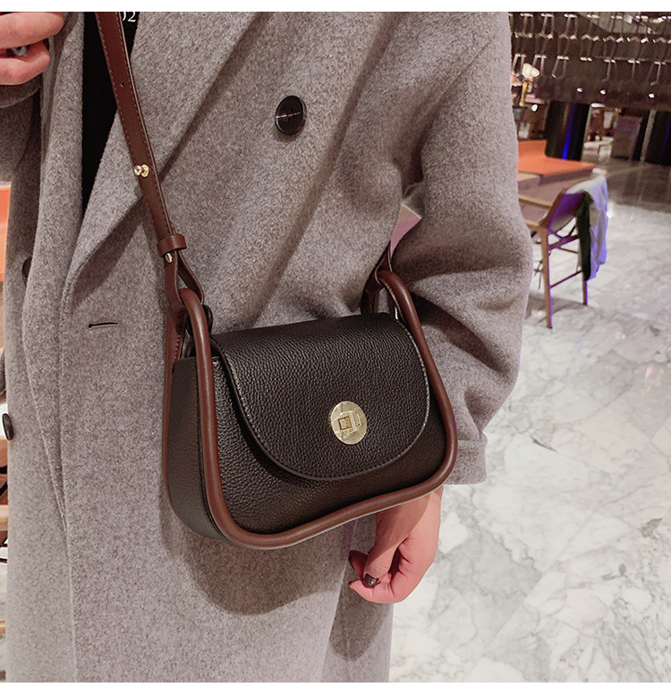 Fashion One-shoulder Messenger Bag Autumn And Winter Retro Armpit Small Square Bag display picture 10