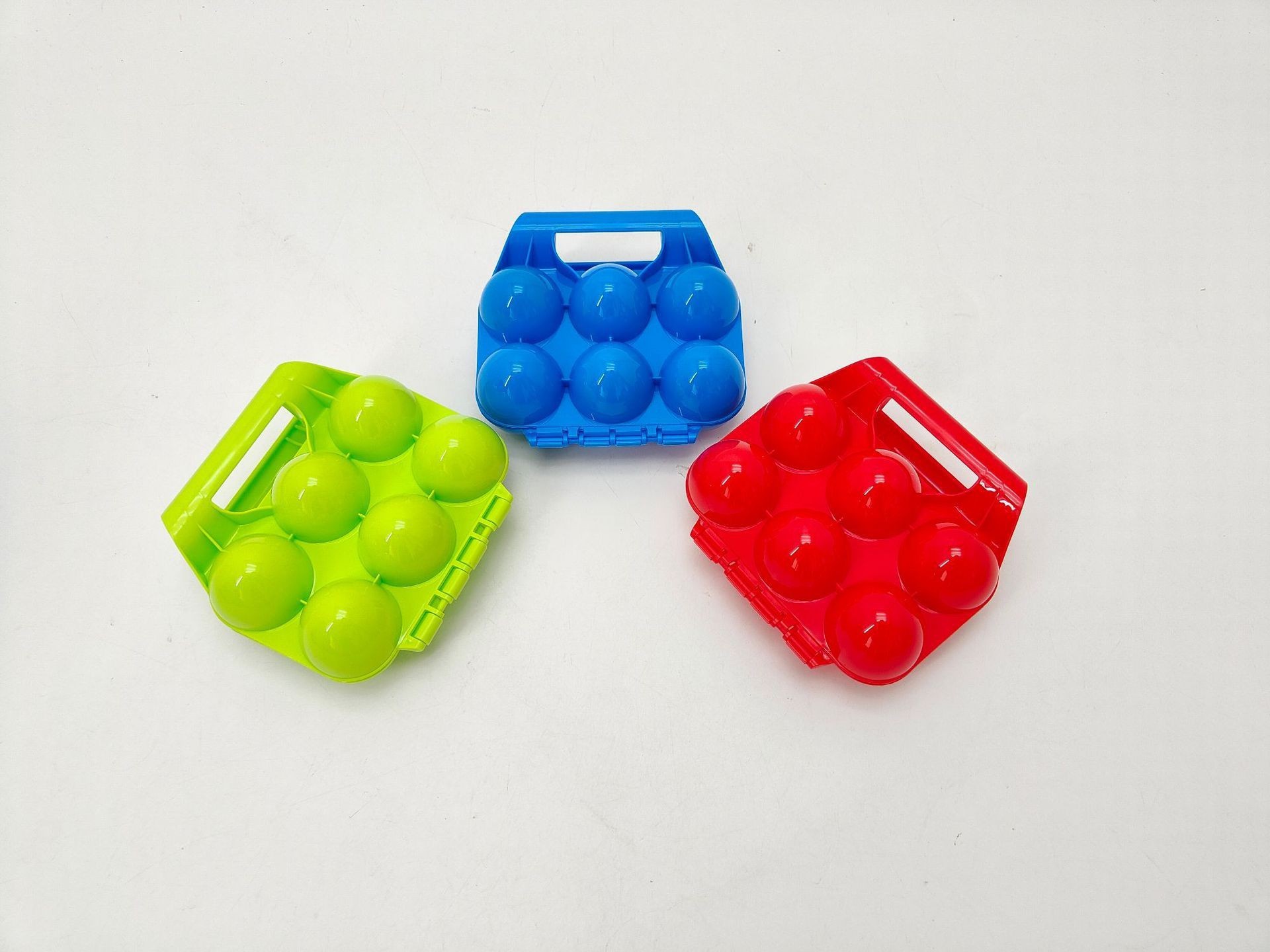 雪玉は子供のおもちゃネットの赤い雪のボールを挟んで髪を挟みます。