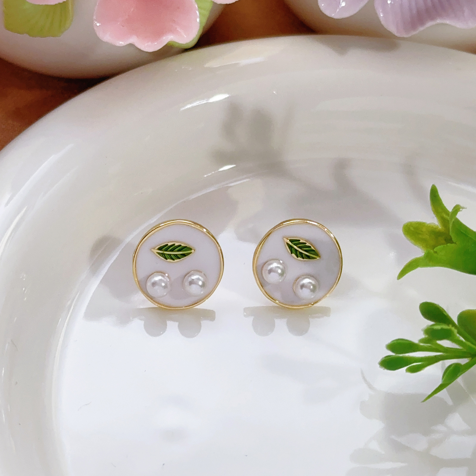 Pendientes de perlas Zhuji, temperamento blanco francés, pendientes antiguos, desplazamientos diarios, lujo ligero, joyería de orejas de alta gama al por mayor