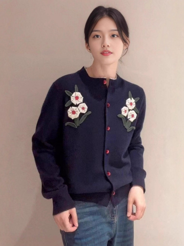鄂*女装商场同款2025秋季新款时尚气质花朵装饰设计感圆领针织衫|undefined