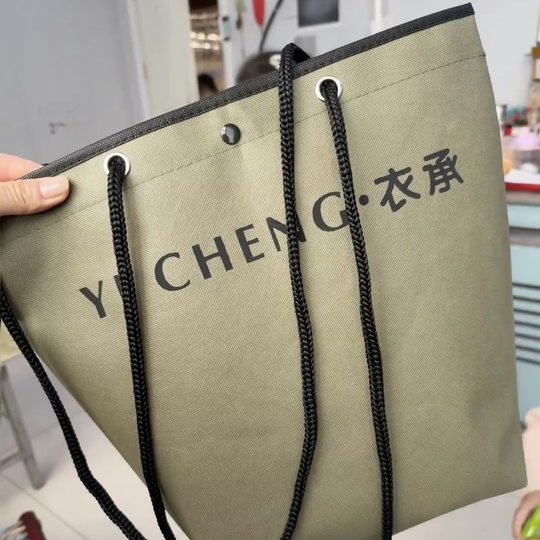Non-Woven Bag for Women's and Children's Clothing Store, High-End Oversized Clothing, Hand-Carrying Concealed Buckle Drawstring Bag, Shoe and Clothing Packaging