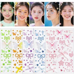 音楽祭の薄紗の蝶は子供をくっつけて化粧の舞台の写真の顔をまねて顔の目尻の蝶結びを貼ってDIYを飾ります。